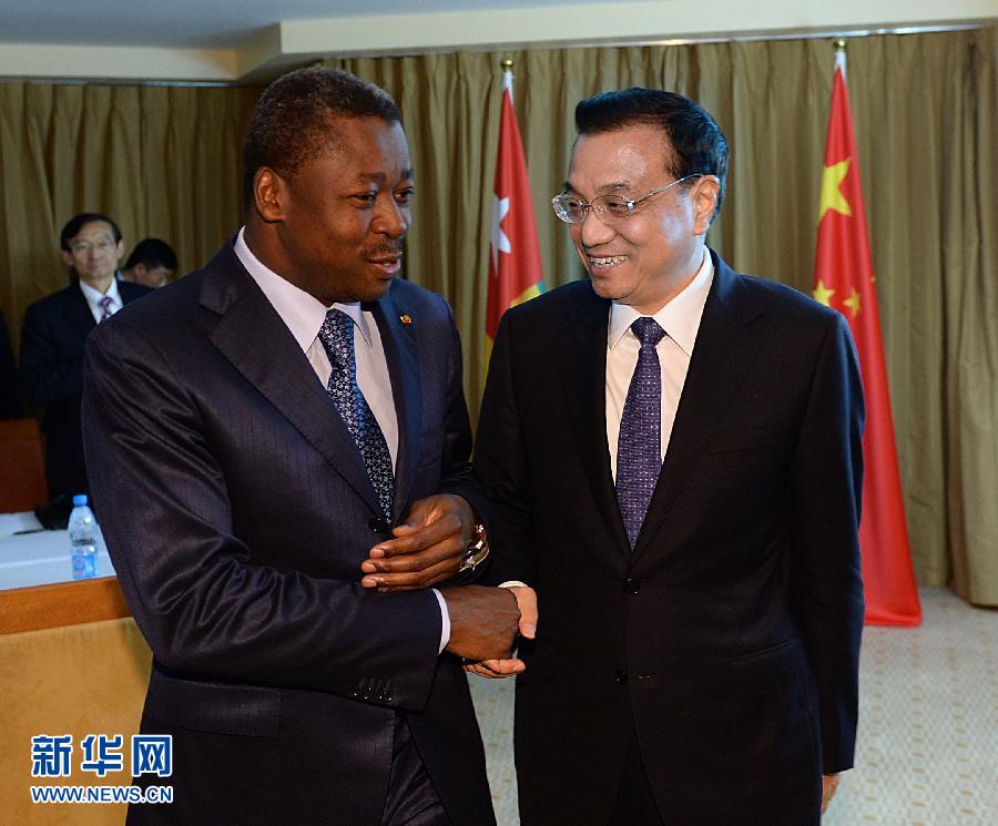 5月7日，正在尼日利亞訪問的中國國務(wù)院總理李克強(qiáng)在阿布賈會見出席第24屆世界經(jīng)濟(jì)論壇非洲峰會全會的多哥總統(tǒng)福雷。 新華社記者 李濤 攝 