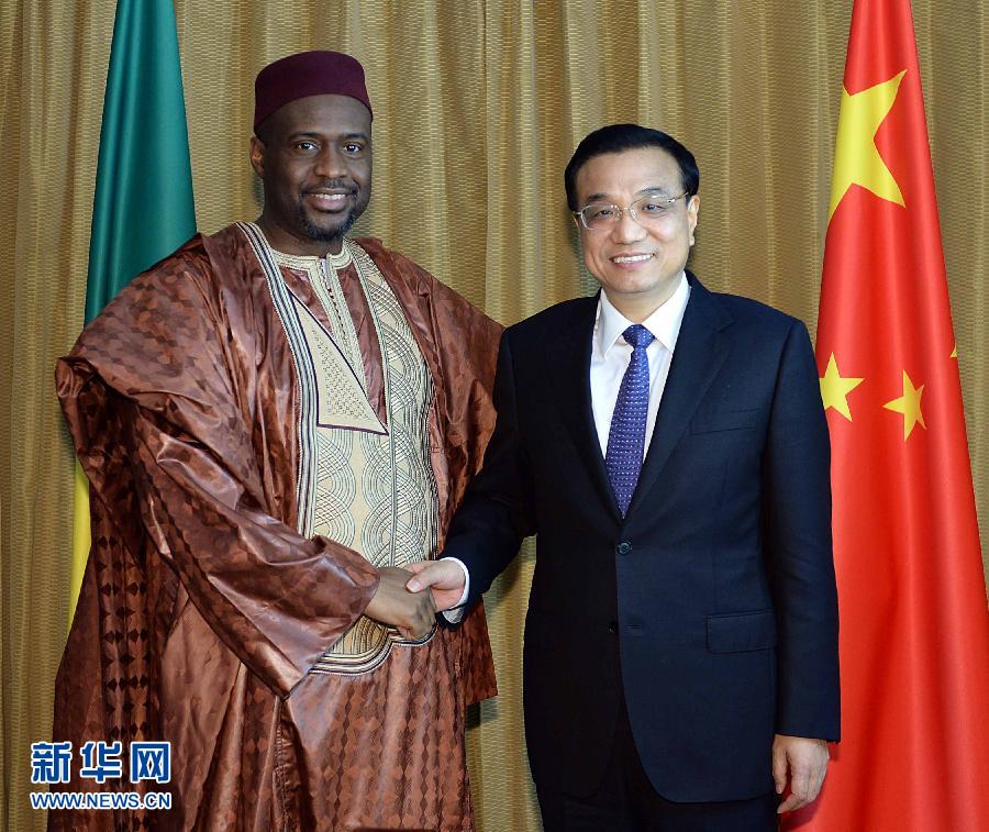 5月7日，正在尼日利亞訪問的國務(wù)院總理李克強(qiáng)在阿布賈會見出席第24屆世界經(jīng)濟(jì)論壇非洲峰會全會的馬里總理馬拉。 新華社記者 李濤 攝 