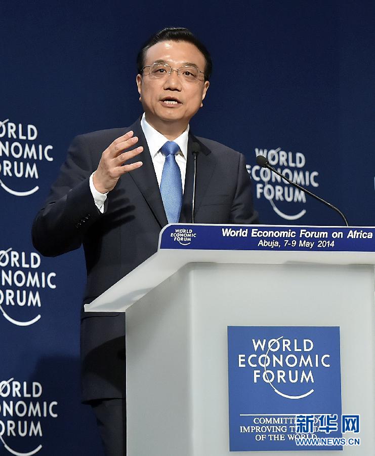 5月8日，國務(wù)院總理李克強(qiáng)在阿布賈出席第24屆世界經(jīng)濟(jì)論壇非洲峰會全會，發(fā)表題為《共同推動非洲發(fā)展邁上新臺階》的特別致辭。 新華社記者李濤 攝 