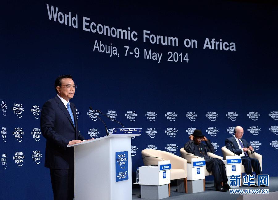 5月8日，中國國務(wù)院總理李克強(qiáng)在阿布賈出席第24屆世界經(jīng)濟(jì)論壇非洲峰會全會，發(fā)表題為《共同推動非洲發(fā)展邁上新臺階》的特別致辭。新華社記者 李濤 攝 