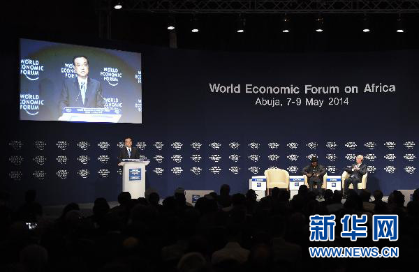 5月8日，中國國務(wù)院總理李克強(qiáng)在阿布賈出席第24屆世界經(jīng)濟(jì)論壇非洲峰會全會，發(fā)表題為《共同推動非洲發(fā)展邁上新臺階》的特別致辭。新華社記者 李學(xué)仁 攝 