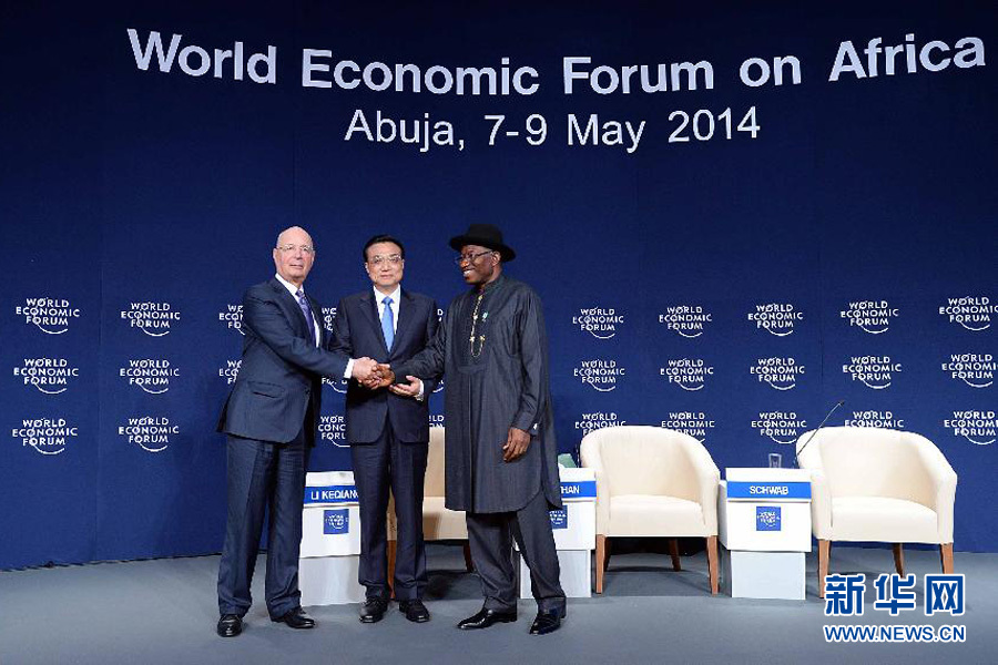 5月8日，國務(wù)院總理李克強(qiáng)在阿布賈出席第24屆世界經(jīng)濟(jì)論壇非洲峰會全會，發(fā)表題為《共同推動非洲發(fā)展邁上新臺階》的特別致辭。 新華社記者李濤 攝 