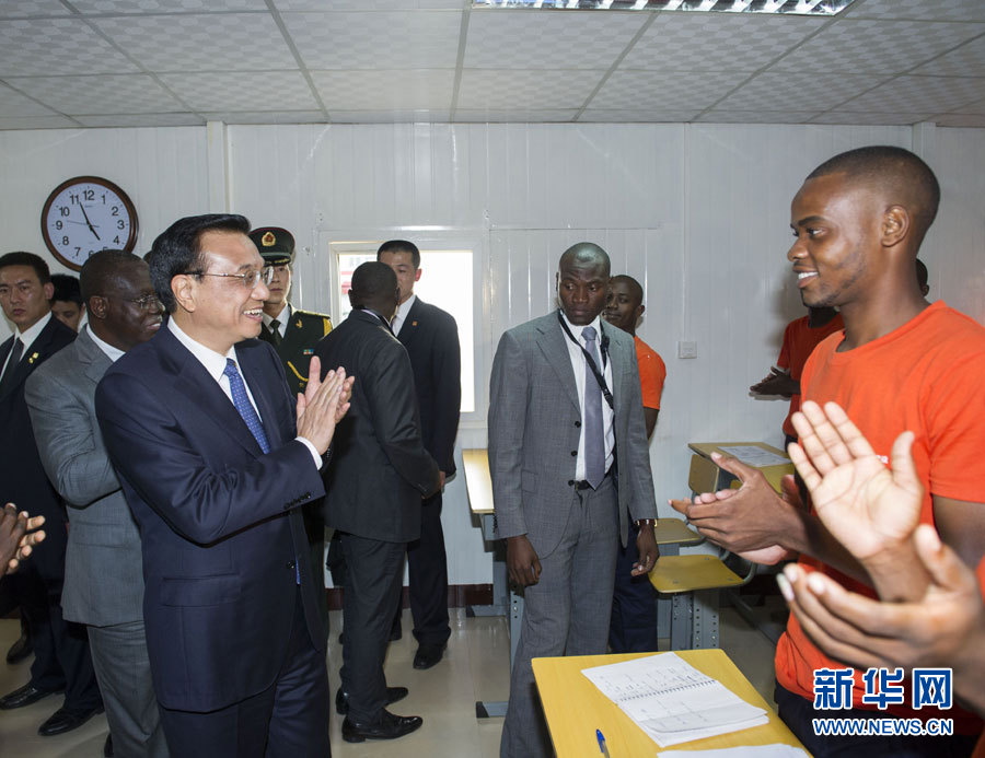 這是李克強在學校教室內(nèi)同正在上課的學生互動交流。新華社記者王曄攝