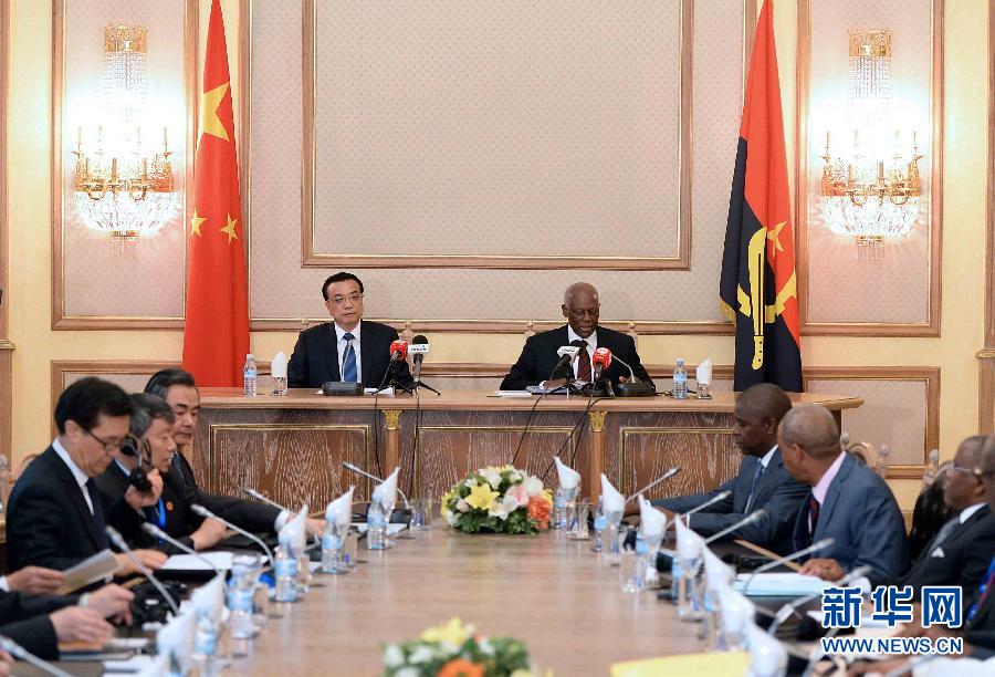 5月9日，中國(guó)國(guó)務(wù)院總理李克強(qiáng)在安哥拉總統(tǒng)府同安總統(tǒng)多斯桑托斯舉行會(huì)談。 新華社記者李濤攝