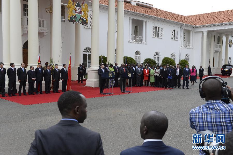  5月10日，中國國務院總理李克強在肯尼亞國家宮與肯總統(tǒng)肯雅塔舉行會談后共同會見記者。 新華社記者 李學仁 攝 