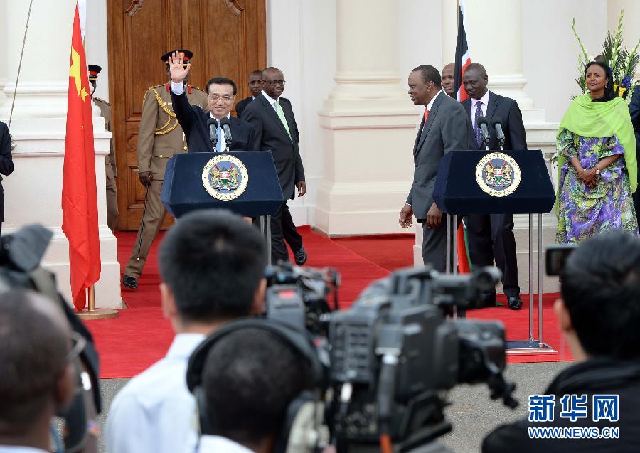 5月10日，中國國務院總理李克強在肯尼亞國家宮與肯總統(tǒng)肯雅塔舉行會談后共同會見記者。 新華社記者 李濤 攝 