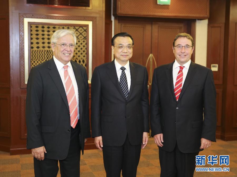 5月10日，國務(wù)院總理李克強(qiáng)在內(nèi)羅畢會見聯(lián)合國環(huán)境規(guī)劃署執(zhí)行主任施泰納（右）和聯(lián)合國人居署執(zhí)行主任克洛斯。 新華社記者 丁林 攝 