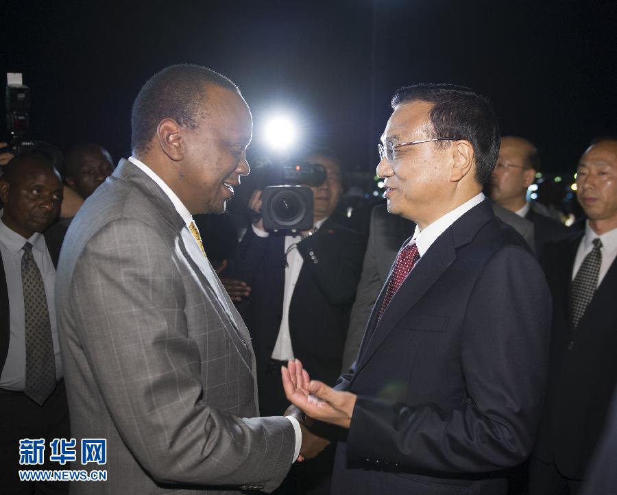 5月9日，應肯尼亞總統(tǒng)肯雅塔邀請，中國國務院總理李克強乘專機抵達內羅畢肯雅塔國際機場，開始對肯尼亞進行正式訪問。李克強總理夫人程虹同機抵達?？夏醽喛偨y(tǒng)肯雅塔和副總統(tǒng)魯托率肯政府高級官員到機場迎接。新華社記者 謝環(huán)馳 攝 