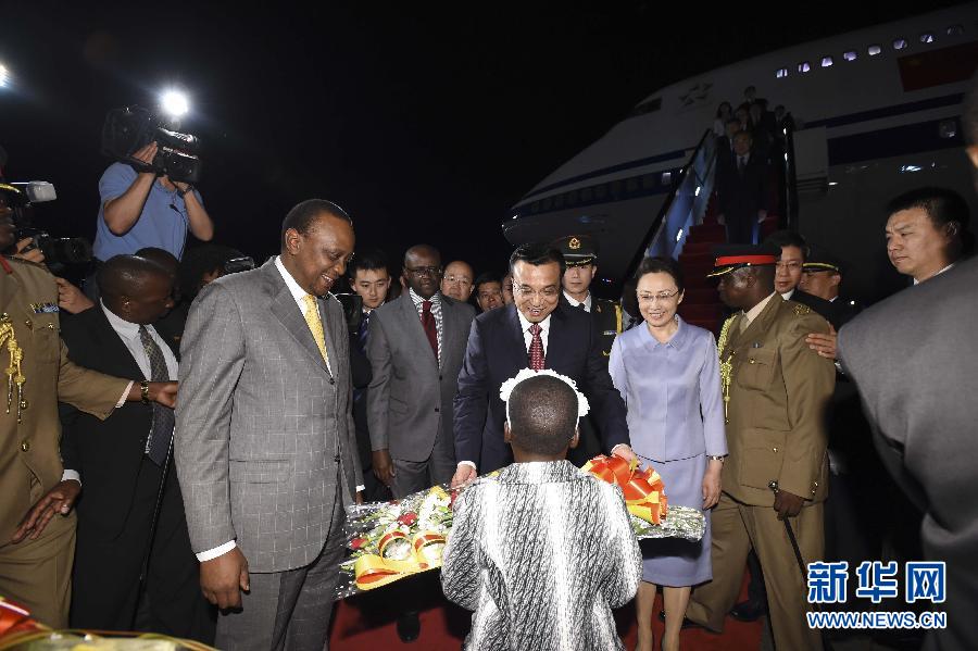 5月9日，應肯尼亞總統(tǒng)肯雅塔邀請，中國國務院總理李克強乘專機抵達內羅畢肯雅塔國際機場，開始對肯尼亞進行正式訪問。李克強總理夫人程虹同機抵達。肯尼亞總統(tǒng)肯雅塔和副總統(tǒng)魯托率肯政府高級官員到機場迎接。這是肯尼亞兒童向李克強夫婦獻上鮮花。新華社記者李學仁攝 