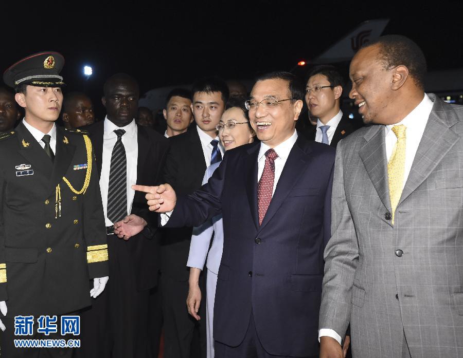 5月9日，應肯尼亞總統(tǒng)肯雅塔邀請，中國國務院總理李克強乘專機抵達內羅畢肯雅塔國際機場，開始對肯尼亞進行正式訪問。李克強總理夫人程虹同機抵達。肯尼亞總統(tǒng)肯雅塔和副總統(tǒng)魯托率肯政府高級官員到機場迎接。新華社記者 李學仁 攝 