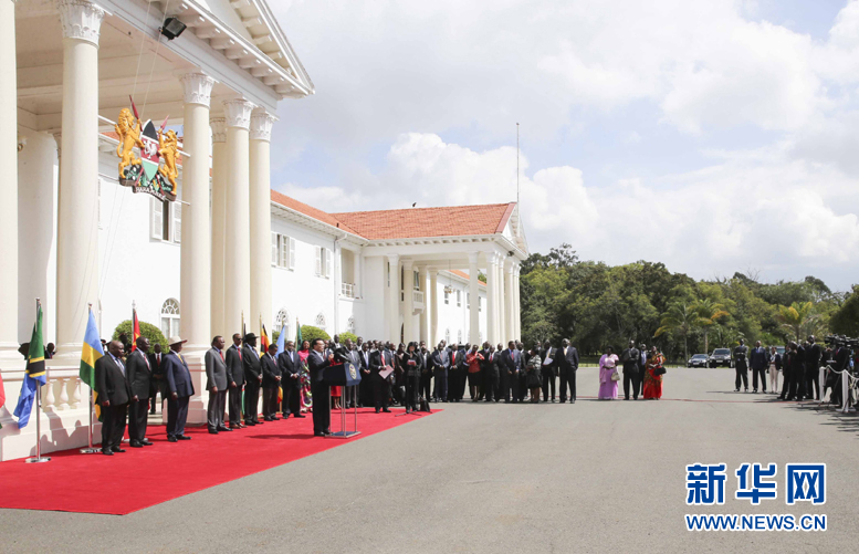 5月11日，中國國務(wù)院總理李克強在內(nèi)羅畢國家宮與肯尼亞總統(tǒng)肯雅塔共同會見記者，介紹中非合作建設(shè)肯尼亞蒙巴薩－內(nèi)羅畢鐵路情況。烏干達總統(tǒng)穆塞韋尼、盧旺達總統(tǒng)卡加梅、南蘇丹總統(tǒng)基爾等東非地區(qū)國家領(lǐng)導(dǎo)人參加。新華社記者丁林攝