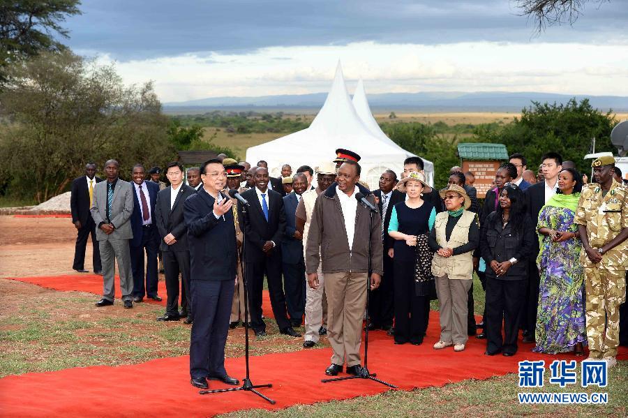 5月10日，國(guó)務(wù)院總理李克強(qiáng)與肯尼亞總統(tǒng)肯雅塔共同參觀肯尼亞內(nèi)羅畢國(guó)家公園焚燒象牙紀(jì)念地，并對(duì)中外記者發(fā)表講話?？夏醽喐笨偨y(tǒng)魯托陪同參觀。新華社記者 李濤 攝 