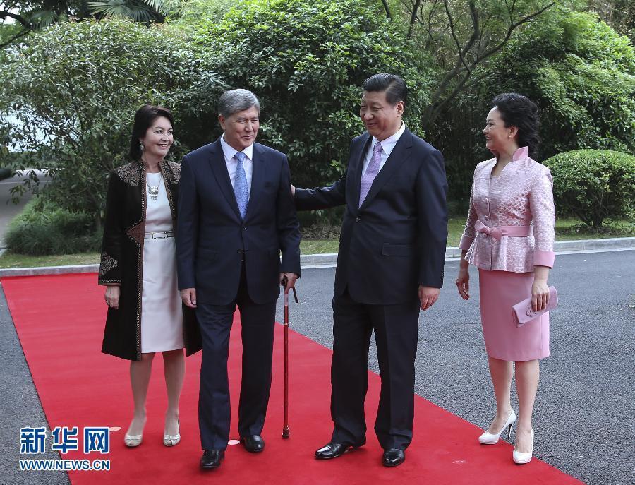 會談前，習(xí)近平在上海西郊會議中心廣場為阿坦巴耶夫舉行歡迎儀式。新華社記者 蘭紅光 攝 