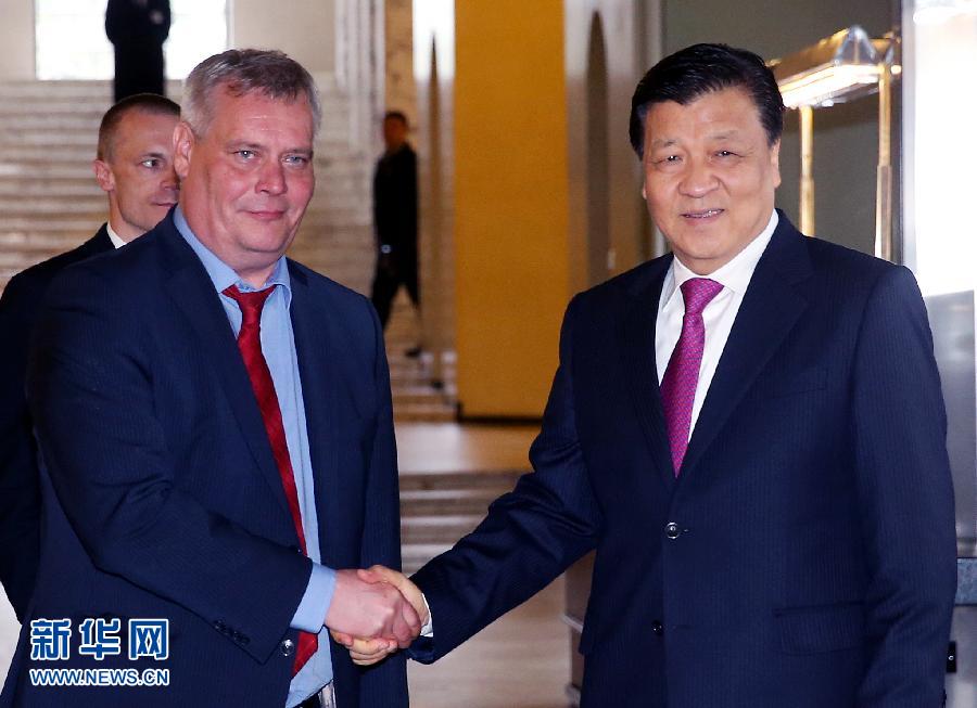 6月13日，中共中央政治局常委、中央書記處書記劉云山在赫爾辛基會見芬蘭社民黨主席、財政部長林內。 新華社記者姚大偉攝