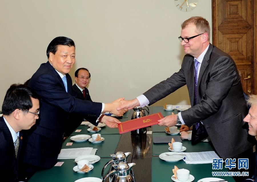 6月12日，中共中央政治局常委、中央書記處書記劉云山在赫爾辛基會見芬蘭中間黨主席西皮萊。 新華社記者饒愛民攝