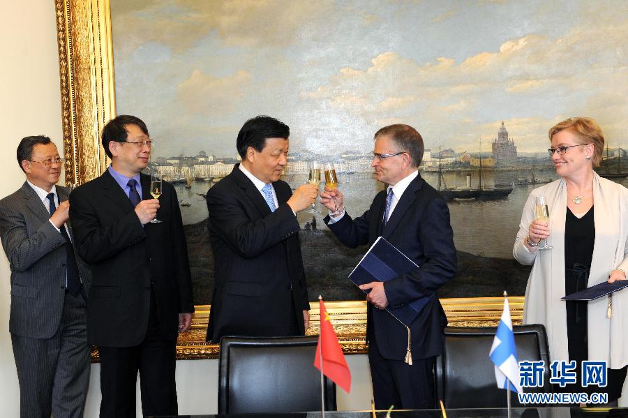 6月13日，中共中央政治局常委、中央書記處書記劉云山在赫爾辛基與赫爾辛基市長帕尤寧共同出席中芬有關文化藝術合作及交流活動的諒解備忘錄簽字儀式。新華社記者饒愛民攝 