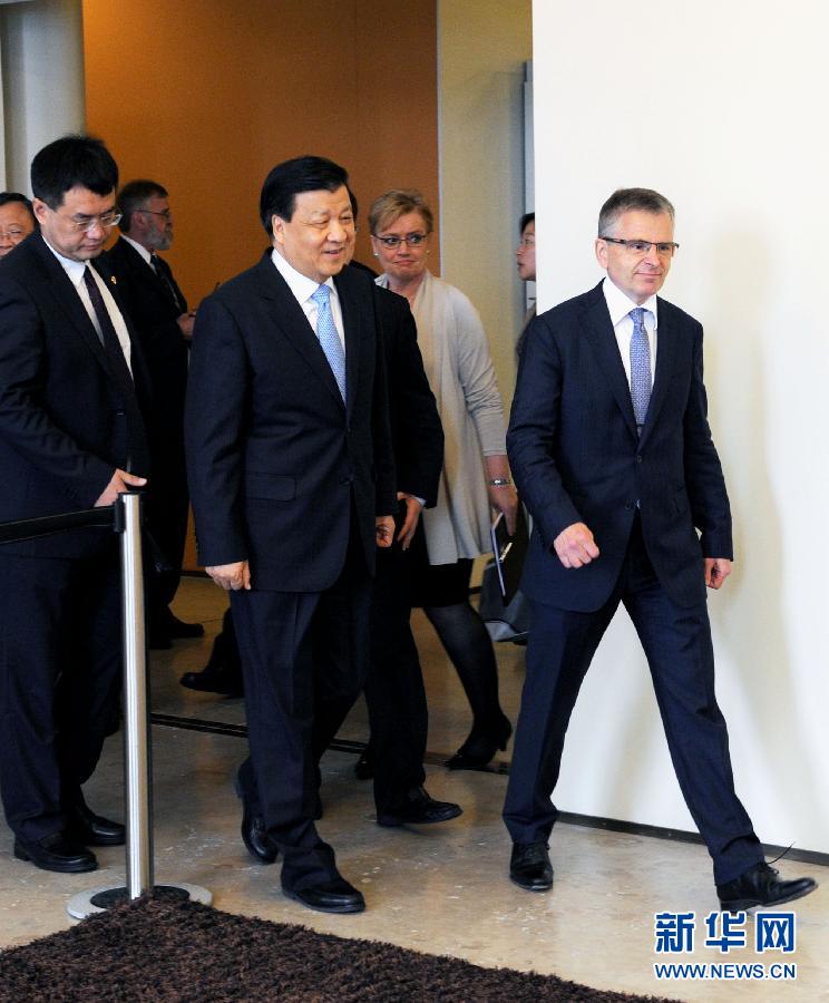 6月13日，中共中央政治局常委、中央書記處書記劉云山在赫爾辛基與赫爾辛基市長帕尤寧共同出席中芬有關文化藝術合作及交流活動的諒解備忘錄簽字儀式。新華社記者饒愛民攝