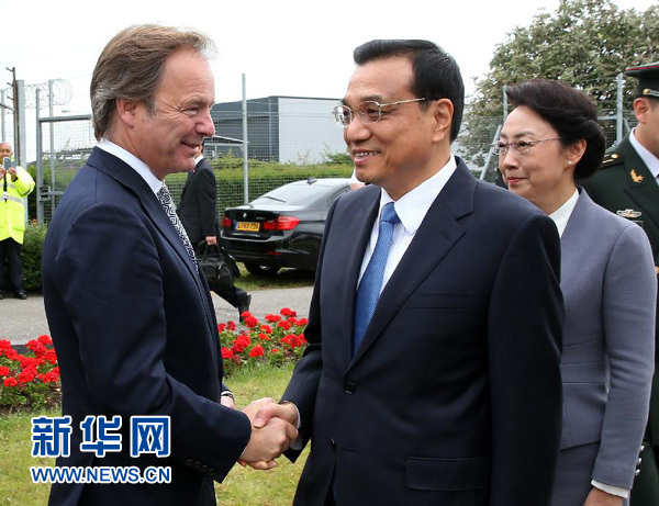 6月16日，應(yīng)英國首相卡梅倫邀請，國務(wù)院總理李克強乘專機抵達倫敦希思羅機場，開始對英國進行正式訪問。李克強總理夫人程虹同機抵達。這是英國政府高級官員到機場迎接李克強總理和夫人。新華社記者 龐興雷 攝