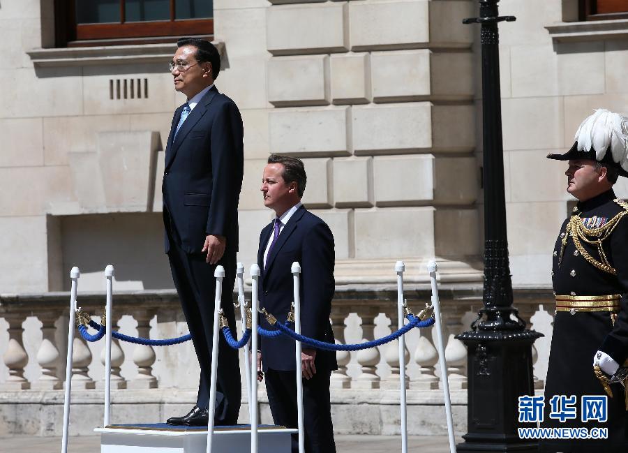 6月17日，中國國務(wù)院總理李克強(qiáng)在倫敦唐寧街10號首相府同英國首相卡梅倫舉行中英總理年度會晤。這是會晤前，卡梅倫為李克強(qiáng)舉行隆重的歡迎儀式。新華社記者 龐興雷 攝 