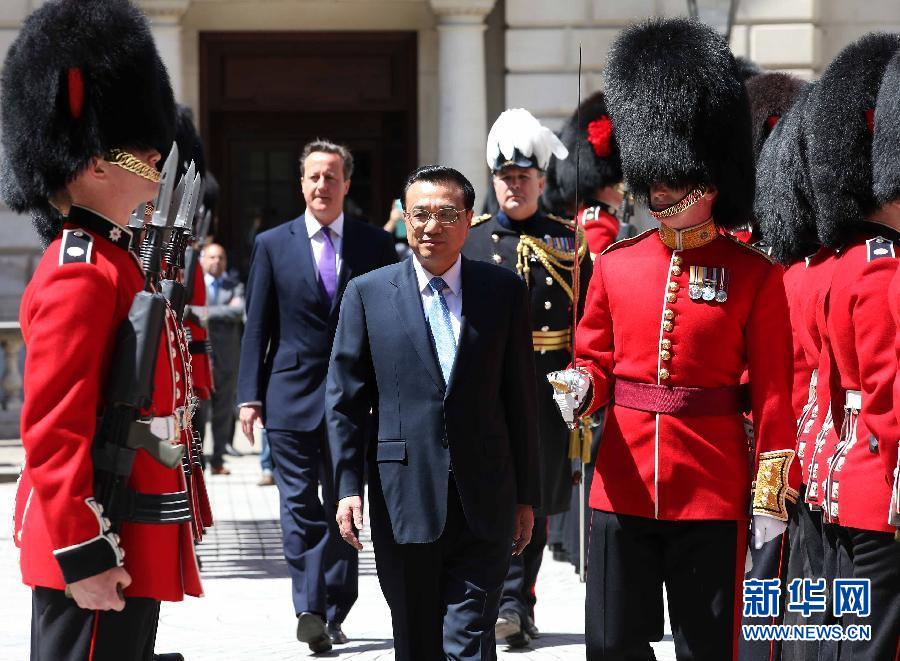 6月17日，國務(wù)院總理李克強(qiáng)在倫敦唐寧街10號首相府同英國首相卡梅倫舉行中英總理年度會晤。這是會晤前，卡梅倫為李克強(qiáng)舉行隆重的歡迎儀式。新華社記者 龐興雷 攝