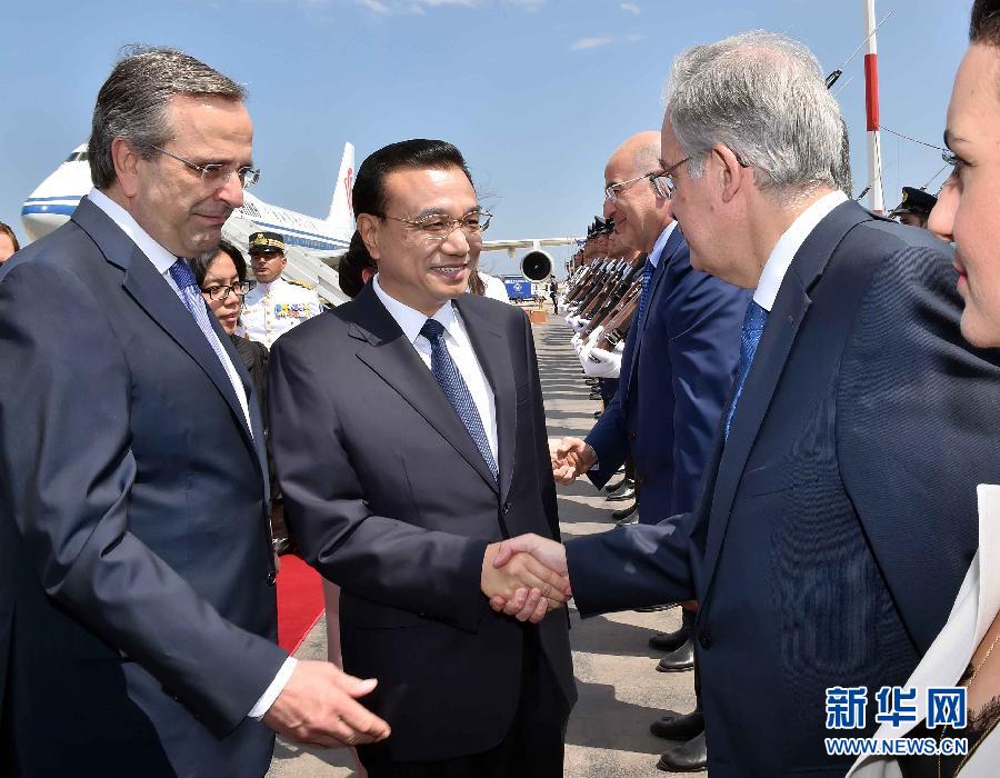 6月19日，國務(wù)院總理李克強(qiáng)乘專機(jī)抵達(dá)雅典國際機(jī)場，開始對希臘進(jìn)行正式訪問。希臘總理薩馬拉斯在機(jī)場為李克強(qiáng)舉行隆重的歡迎儀式。新華社記者 李濤 攝