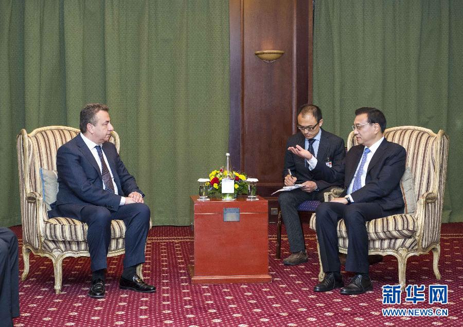 6月21日，國務(wù)院總理李克強在希臘克里特省首府伊拉克利翁會見省長阿爾納烏塔基斯。 新華社記者 王曄 攝