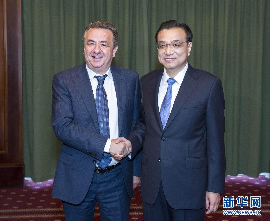 6月21日，國務(wù)院總理李克強在希臘克里特省首府伊拉克利翁會見省長阿爾納烏塔基斯。 新華社記者 王曄 攝