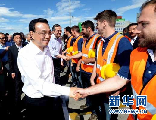 6月20日，國務(wù)院總理李克強(qiáng)與希臘總理薩馬拉斯共同考察中國遠(yuǎn)洋運(yùn)輸集團(tuán)比雷埃夫斯集裝箱碼頭。這是李克強(qiáng)和薩馬拉斯來到3號(hào)碼頭，同碼頭工人親切交流。新華社記者 李濤 攝 