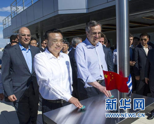 這是李克強(qiáng)與薩馬拉斯共同發(fā)出指令，一列滿載中國貨物的列車緩緩駛出比雷埃夫斯港，開往中東歐目的地。新華社記者 王曄 攝