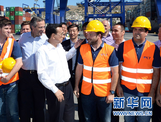 6月20日，國務(wù)院總理李克強(qiáng)與希臘總理薩馬拉斯共同考察中國遠(yuǎn)洋運(yùn)輸集團(tuán)比雷埃夫斯集裝箱碼頭。這是李克強(qiáng)和薩馬拉斯來到3號(hào)碼頭，同碼頭工人親切交流。新華社記者 李濤 攝