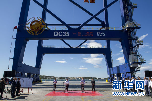 這是李克強(qiáng)和薩馬拉斯在3號(hào)碼頭發(fā)表講話。新華社記者 王曄 攝