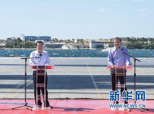 這是李克強(qiáng)和薩馬拉斯在3號(hào)碼頭發(fā)表講話。新華社記者 王曄 攝