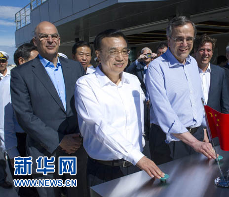 這是李克強(qiáng)與薩馬拉斯共同發(fā)出指令，一列滿載中國貨物的列車緩緩駛出比雷埃夫斯港，開往中東歐目的地。新華社記者 王曄 攝