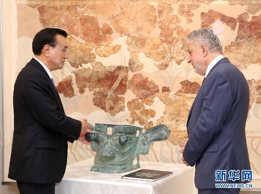 6月21日，國務院總理李克強與希臘總理薩馬拉斯共同出席希臘伊拉克利翁博物館新館開館儀式并發(fā)表講話。這是李克強向伊拉克利翁博物館贈送三星堆出土文物復制品。新華社記者 龐興雷 攝 
