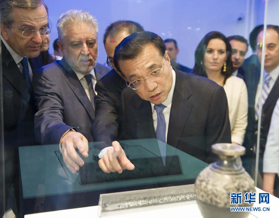  6月21日，國務院總理李克強與希臘總理薩馬拉斯共同出席希臘伊拉克利翁博物館新館開館儀式并發(fā)表講話。這是李克強在參觀博物館展品。新華社記者 黃敬文 攝 