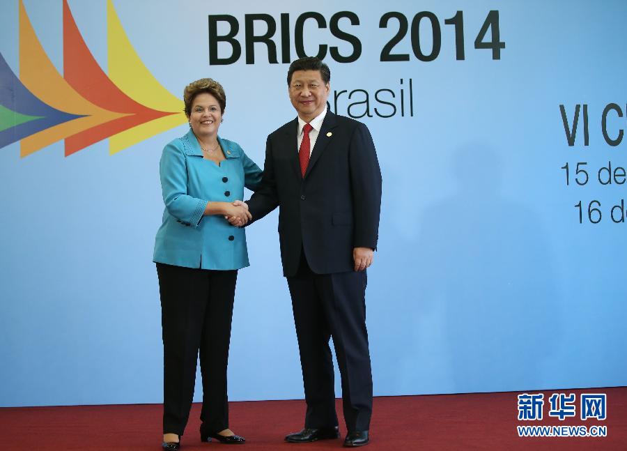 7月15日，國家主席習近平在巴西福塔萊薩出席金磚國家領(lǐng)導人第六次會晤。這是巴西總統(tǒng)羅塞夫迎接習近平主席。 新華社記者 蘭紅光 攝 