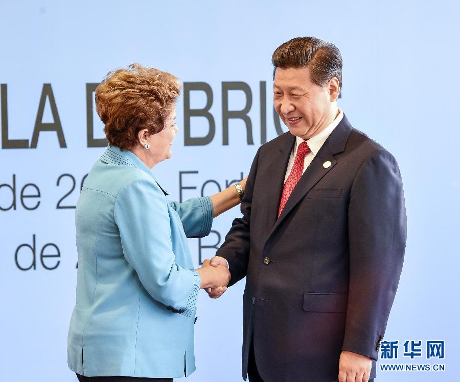 7月15日，國家主席習近平在巴西福塔萊薩出席金磚國家領(lǐng)導人第六次會晤。這是巴西總統(tǒng)羅塞夫迎接習近平主席。 新華社記者 李學仁 攝  