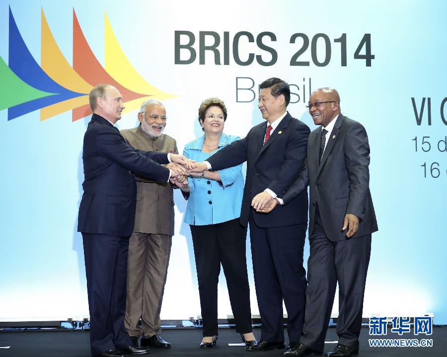 7月15日，國家主席習近平在巴西福塔萊薩出席金磚國家領(lǐng)導人第六次會晤。這是金磚國家領(lǐng)導人集體合影。 新華社記者蘭紅光攝 