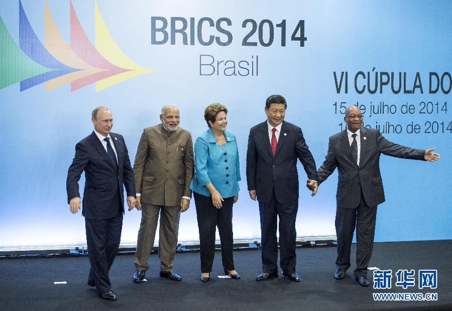 7月15日，國家主席習近平在巴西福塔萊薩出席金磚國家領(lǐng)導人第六次會晤。這是金磚國家領(lǐng)導人集體合影。 新華社記者王曄攝  