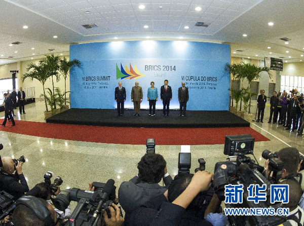 7月15日，國家主席習近平在巴西福塔萊薩出席金磚國家領(lǐng)導人第六次會晤。這是金磚國家領(lǐng)導人集體合影。 新華社記者王曄攝