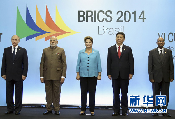  7月15日，國家主席習近平在巴西福塔萊薩出席金磚國家領(lǐng)導人第六次會晤。這是金磚國家領(lǐng)導人集體合影。 新華社記者蘭紅光攝