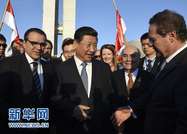 7月16日，國(guó)家主席習(xí)近平在巴西利亞會(huì)見(jiàn)巴西參議長(zhǎng)卡列羅斯（前右）和眾議長(zhǎng)阿爾維斯（前左）。 新華社記者 李學(xué)仁 攝 