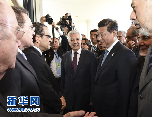 7月16日，國(guó)家主席習(xí)近平在巴西利亞會(huì)見(jiàn)巴西參議長(zhǎng)卡列羅斯和眾議長(zhǎng)阿爾維斯。這是兩院議長(zhǎng)迎接習(xí)近平主席，并介紹議員代表。 新華社記者李學(xué)仁 攝 