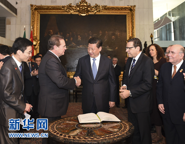 7月16日，國(guó)家主席習(xí)近平在巴西利亞會(huì)見(jiàn)巴西參議長(zhǎng)卡列羅斯（前排左二）和眾議長(zhǎng)阿爾維斯（前排右二）。 新華社記者 李學(xué)仁 攝 