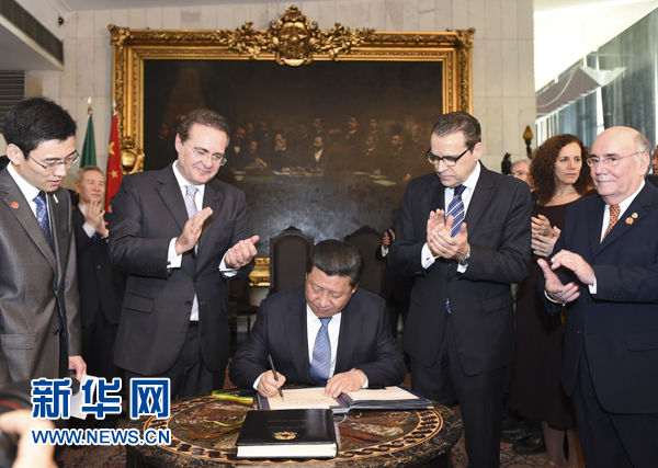 7月16日，國(guó)家主席習(xí)近平在巴西利亞會(huì)見(jiàn)巴西參議長(zhǎng)卡列羅斯（前排左二）和眾議長(zhǎng)阿爾維斯（前排右二）。這是習(xí)近平應(yīng)邀為參眾兩院題詞。新華社記者 李學(xué)仁 攝 