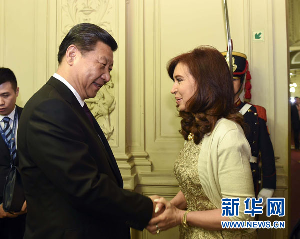 當(dāng)?shù)貢r間7月18日，國家主席習(xí)近平在布宜諾斯艾利斯同阿根廷總統(tǒng)克里斯蒂娜舉行會談。這是會談開始前，克里斯蒂娜在總統(tǒng)府為習(xí)近平舉行隆重歡迎儀式。新華社記者 李學(xué)仁 攝