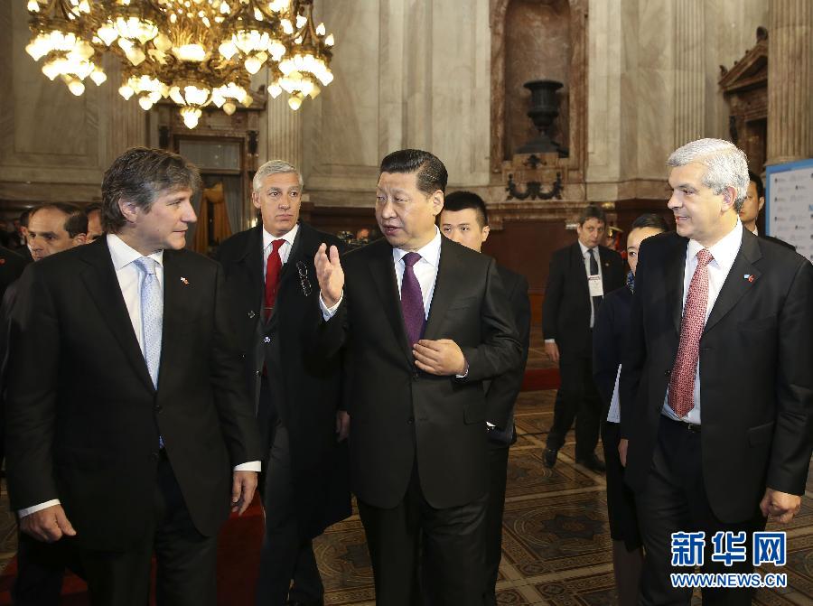 當(dāng)?shù)貢r間7月19日，國家主席習(xí)近平在布宜諾斯艾利斯會見阿根廷副總統(tǒng)兼參議長布杜（前左）和眾議長多明格斯（前右）。 新華社記者丁林?jǐn)z 