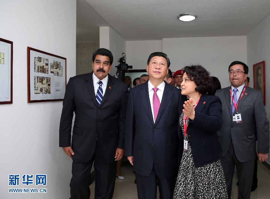 當(dāng)?shù)貢r(shí)間7月21日，國(guó)家主席習(xí)近平在委內(nèi)瑞拉總統(tǒng)馬杜羅陪同下在加拉加斯參觀蒂烏娜社會(huì)住房項(xiàng)目。 新華社記者 蘭紅光 攝
