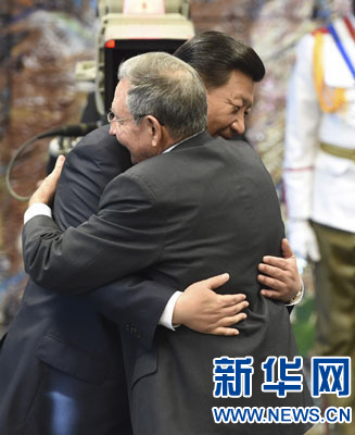 當(dāng)?shù)貢r(shí)間7月22日，國(guó)家主席習(xí)近平在哈瓦那接受古巴政府授予的&ldquo;何塞&middot;馬蒂&rdquo;勛章。古巴國(guó)務(wù)委員會(huì)主席兼部長(zhǎng)會(huì)議主席勞爾&middot;卡斯特羅為習(xí)近平佩戴勛章。新華社記者馬占成攝