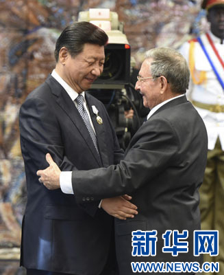 當(dāng)?shù)貢r(shí)間7月22日，國(guó)家主席習(xí)近平在哈瓦那接受古巴政府授予的&ldquo;何塞&middot;馬蒂&rdquo;勛章。古巴國(guó)務(wù)委員會(huì)主席兼部長(zhǎng)會(huì)議主席勞爾&middot;卡斯特羅為習(xí)近平佩戴勛章。新華社記者馬占成攝